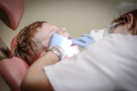 La première visite chez le dentiste pour bébé par le Dr Yann Guez