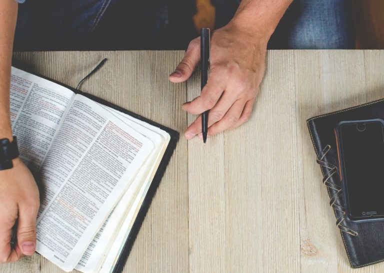 Vaut-il mieux apprendre l’anglais à l’étranger ou à l’école ?