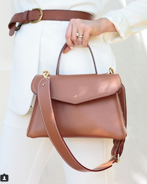 sac a main Chantilly soie cognac grand, option bretelle large, en promenade tropicale