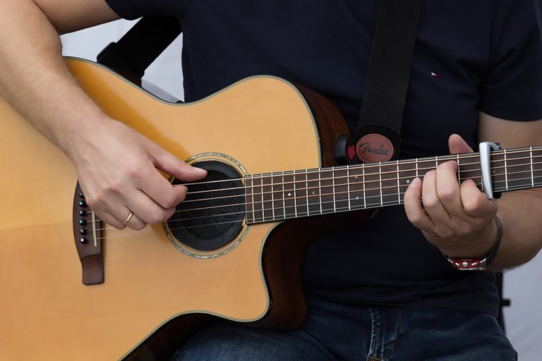 jouer de la guitare