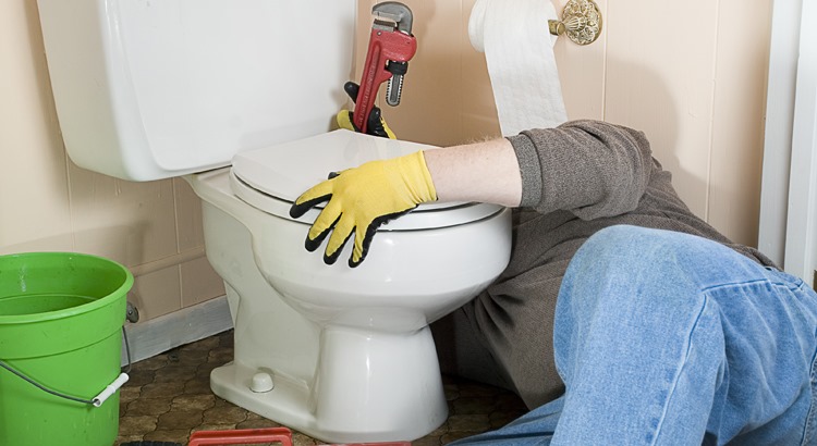Comment réparer une toilette qui coule ?