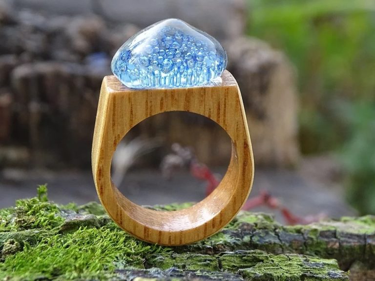 Pourquoi acquérir une bague en bois et résine ?