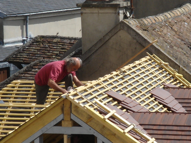 couvreur-installe-toiture