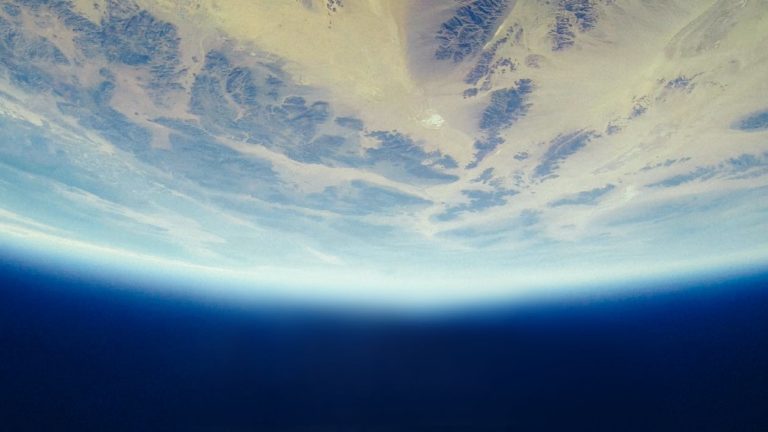 Voyager dans l'espace