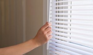 Comment installer des stores à l'intérieur ou à l'extérieur des cadres