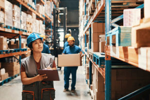 Employés travaillant dans une entreprise logistique en Seine-et-Marne