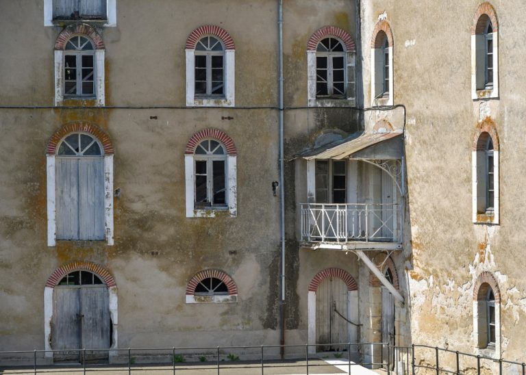 Comment renouveler la peinture d’une façade en crépi?
