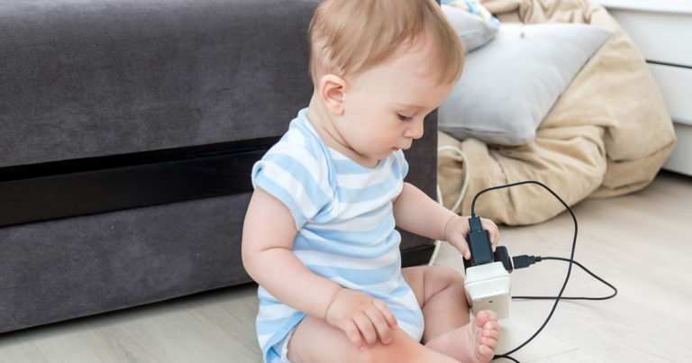 Comment sécuriser vos prises électriques pour les enfants