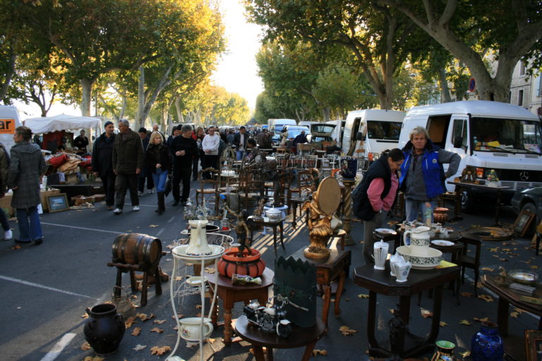 Pourquoi faire appel à un brocanteur pour vos anciens objets