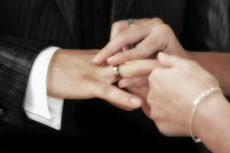 Quelle bague de fiançailles choisir pour un homme ?