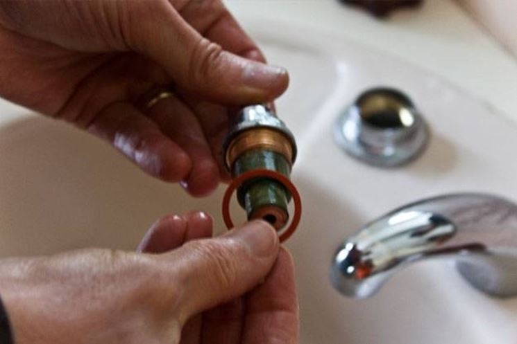 Comment remplacer un joint de robinet qui fuit