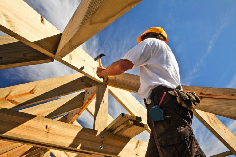 Quels travaux peut-on confier à un couvreur charpentier?