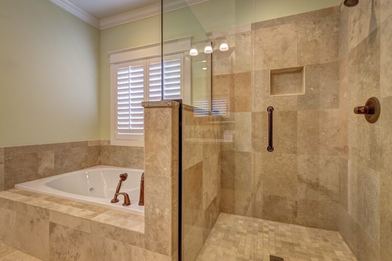 Comment équiper une salle de bain pour personnes âgées ?