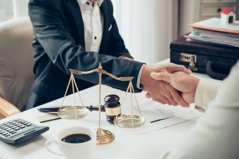 Les raisons pour lesquelles il est important d’embaucher votre propre avocat d’affaires