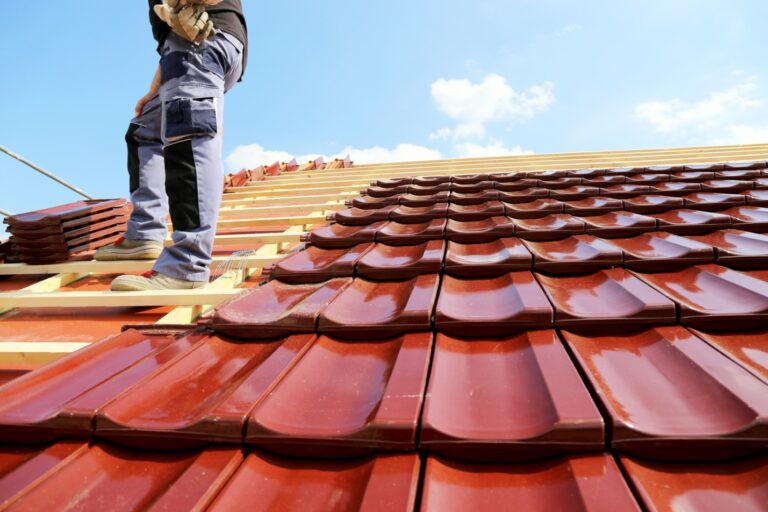 De quels équipements doit-on disposer pour des travaux de toiture en sécurité?