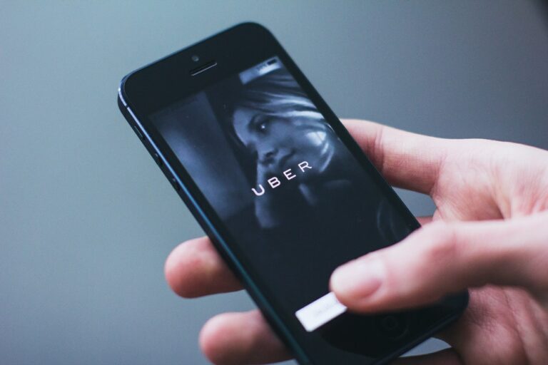 Uber ou taxi à paris : lequel choisir ?
