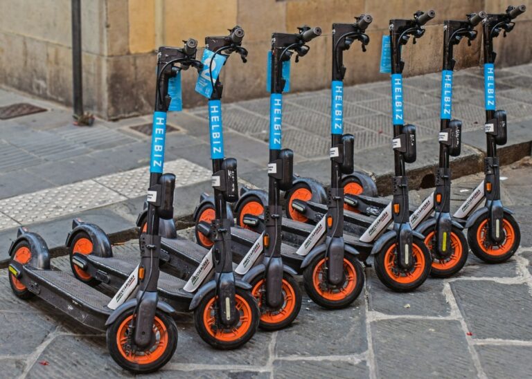 Que choisir entre une trottinette personnelle et le libre-service ?