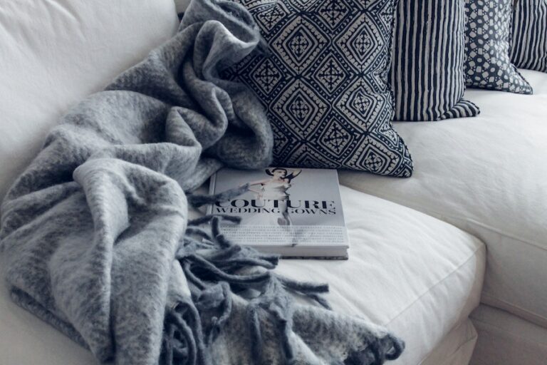 Saison froide : le tissu convenable pour vos housses de coussins