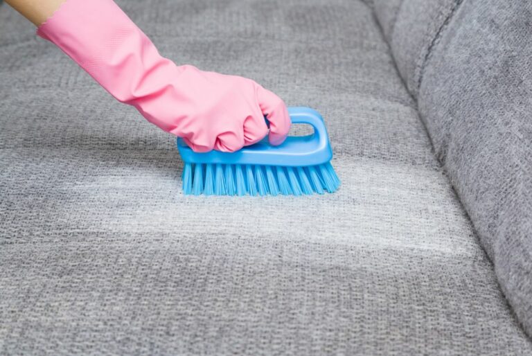 nettoyer un canapé en tissu à sec