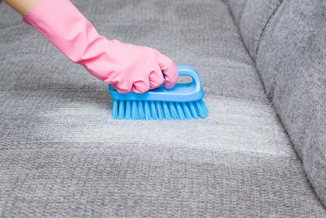 nettoyer un canapé en tissu à sec