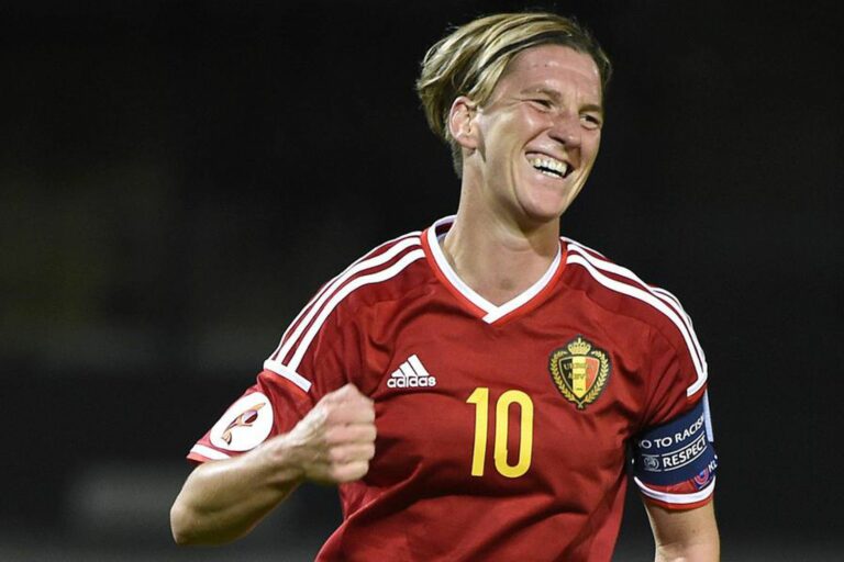 « La Suisse a un nouveau talent sur le terrain : la footballeuse Alina. »