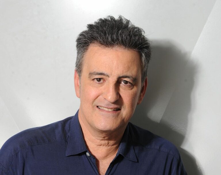 Phil Barney, chanteur français, aujourd’hui âgé de 70 ans.