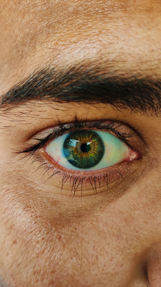 Traiter les paupières tombantes avec la blépharoplastie