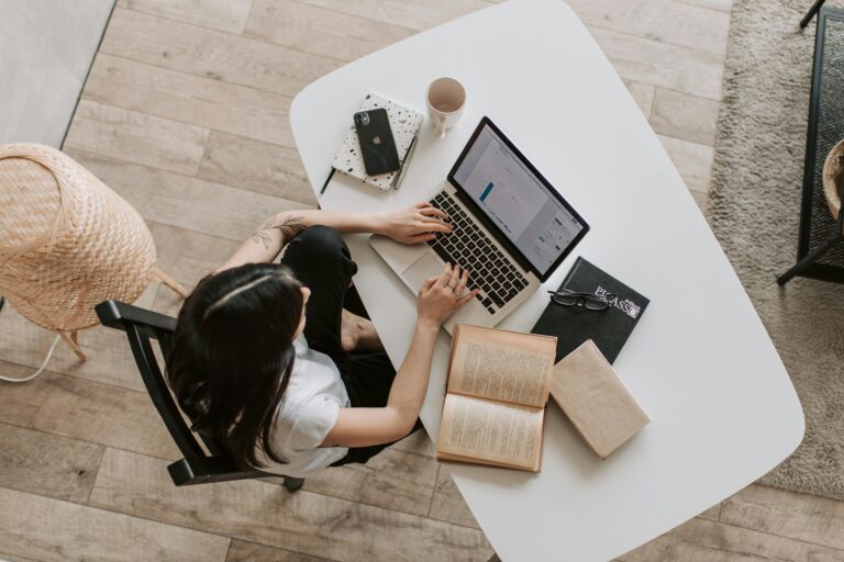 Le Chanvre à l’ère des Réseaux Sociaux : Comment le CBD Conquiert le Web